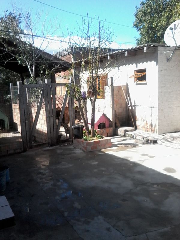 Vendo ótimo terreno com duas casas.