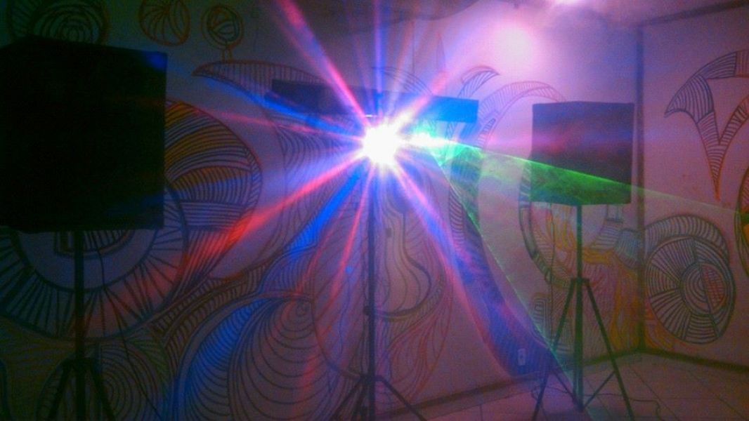 KARAOKÊ C/ TV DE 32, TELÃO, SOM E ILUMINAÇÃO PARA FESTAS