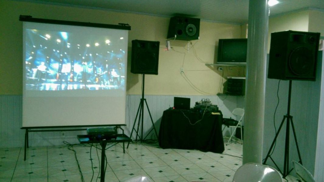 KARAOKÊ C/ TV DE 32, TELÃO, SOM E ILUMINAÇÃO PARA FESTAS