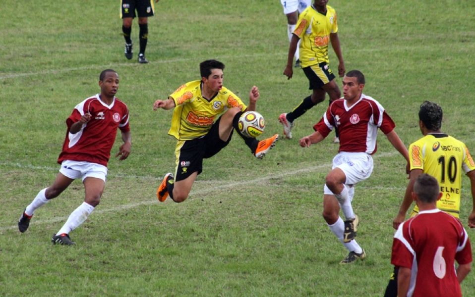 Precisa-se Jogador de Futebol