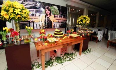 Locação e venda de móveis de madeira de demolição    