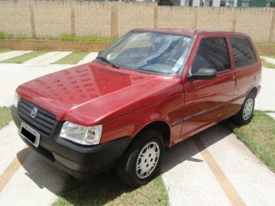 Uno em otimo estado abaixo da tabela