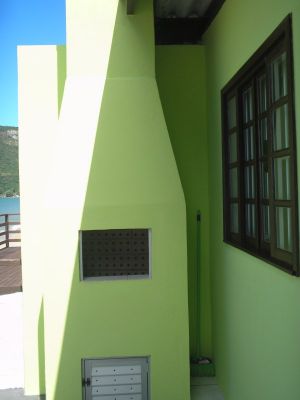 PEQUENA CASA FRENTE AO MAR