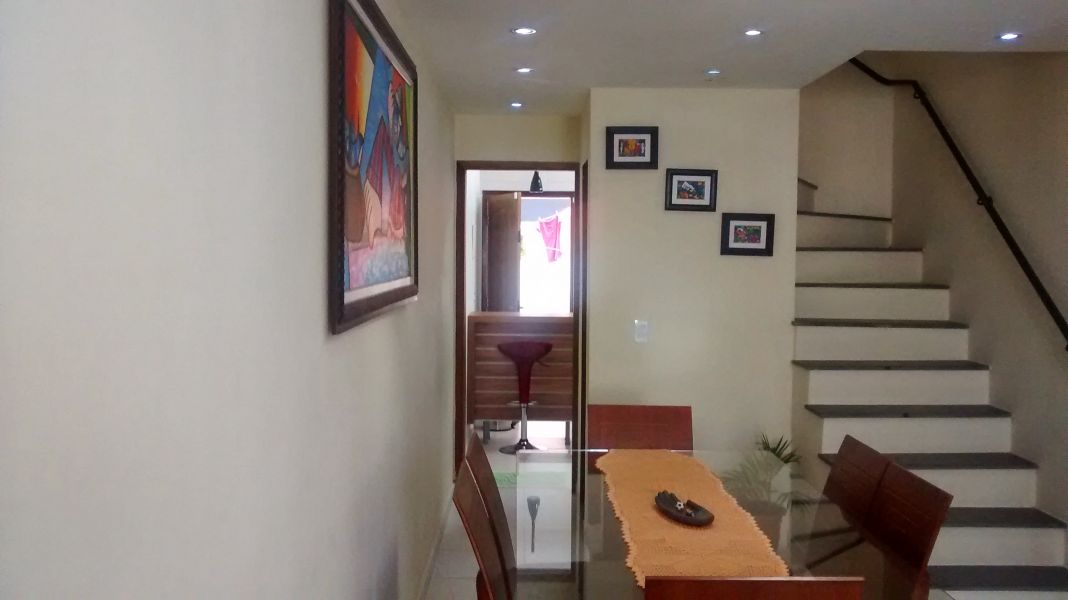 Sobrado usado com 03 dormitórios. ótima oportunidade.