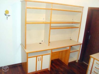 Estante Linda, de Ótima Qualidade com Mesa Computador/Estudo