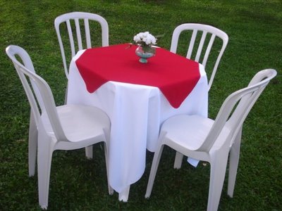 Jogo de mesa com 04 cadeiras.
