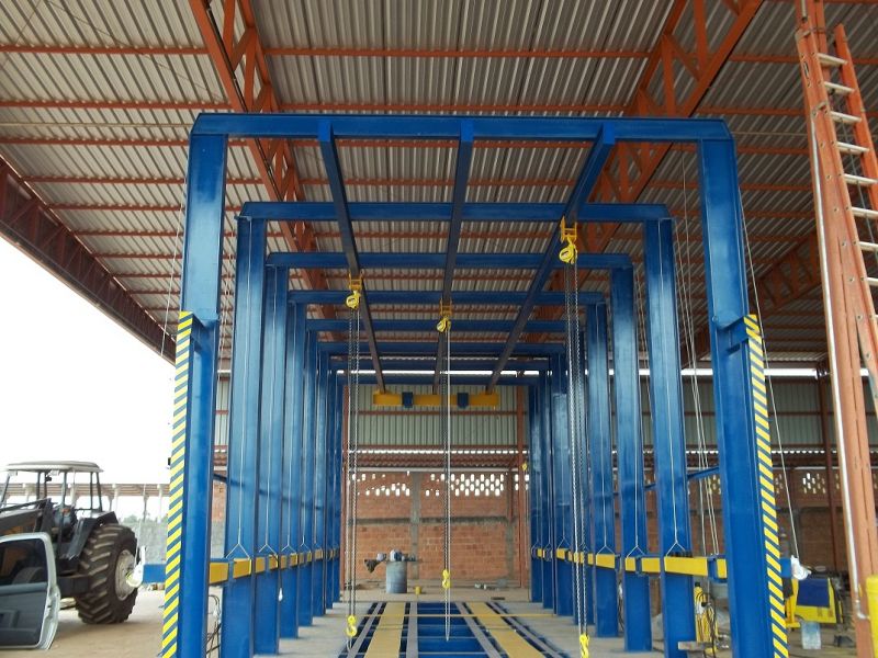 Desempenador e alinhador de chassis para caminhoes