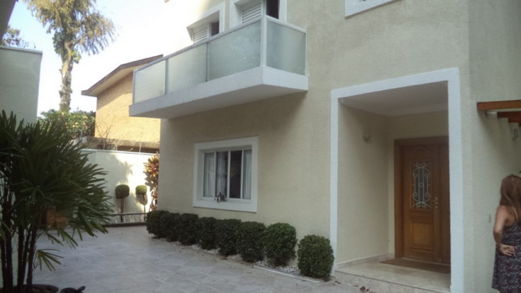 Casa para locação no Jardim Europa, com 4 suítes, 6 vagas de garagem. SP