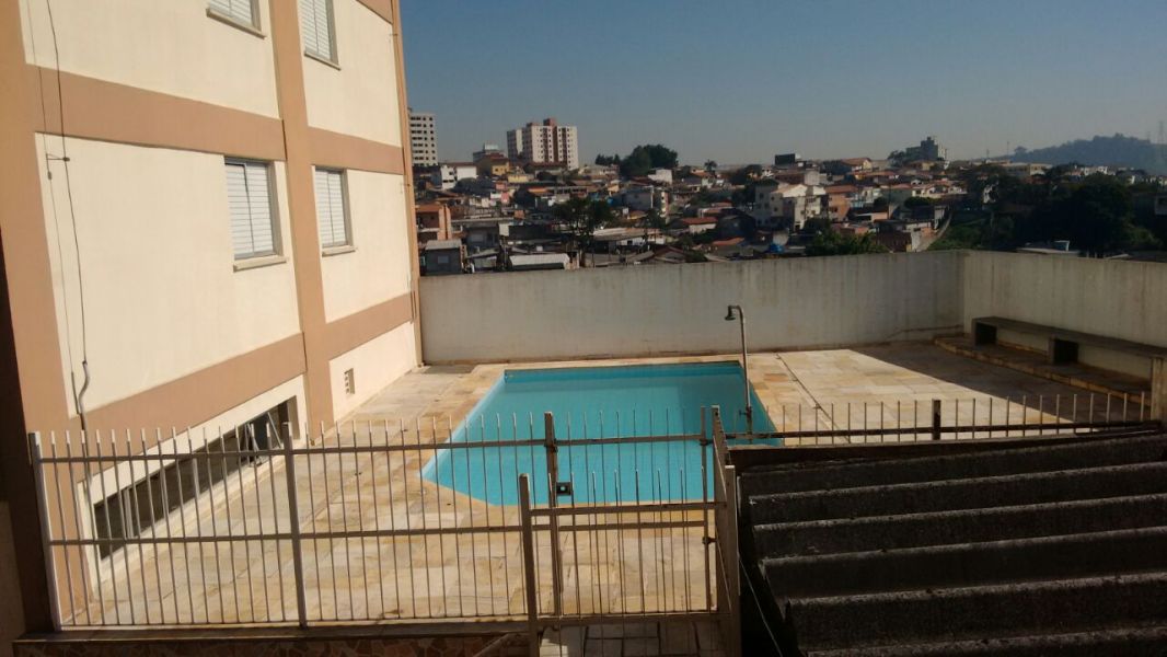 Apartamento com sacada e piscina próximo ao metro