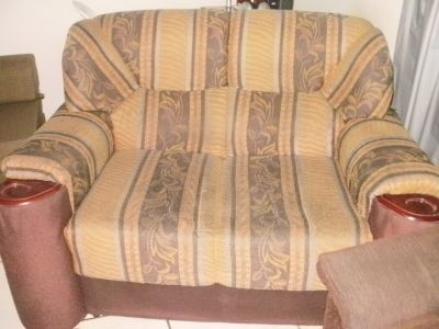 VENDO UM SOFA DE 02 LUGARES