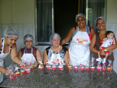 CURSO DE CUPCAKES COM DECORAÇÃO EM MODELAGEM
