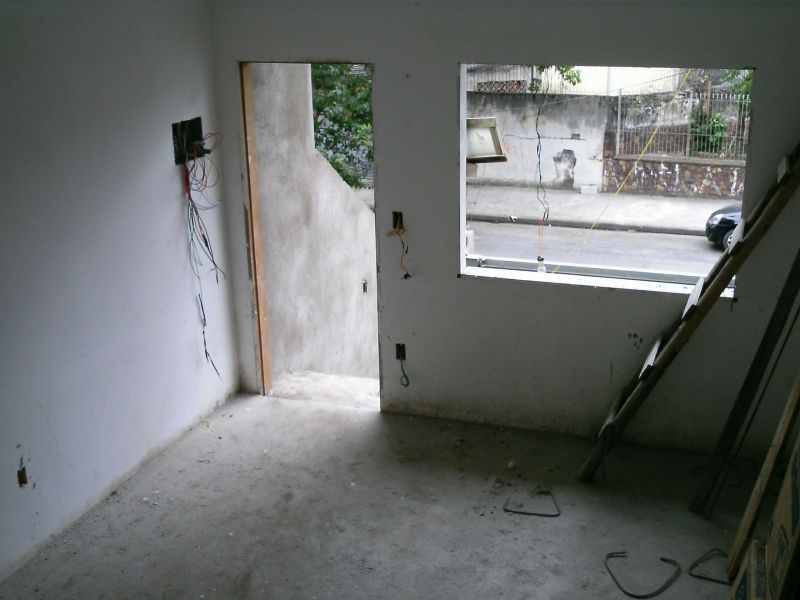 sobrado em obras, 2 suítes, financiado 