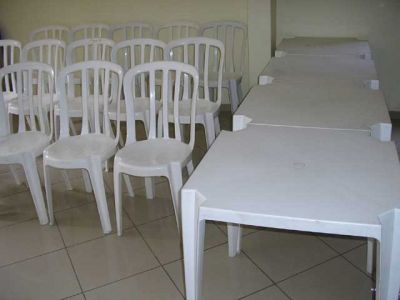 Aluguel de mesas e cadeiras.