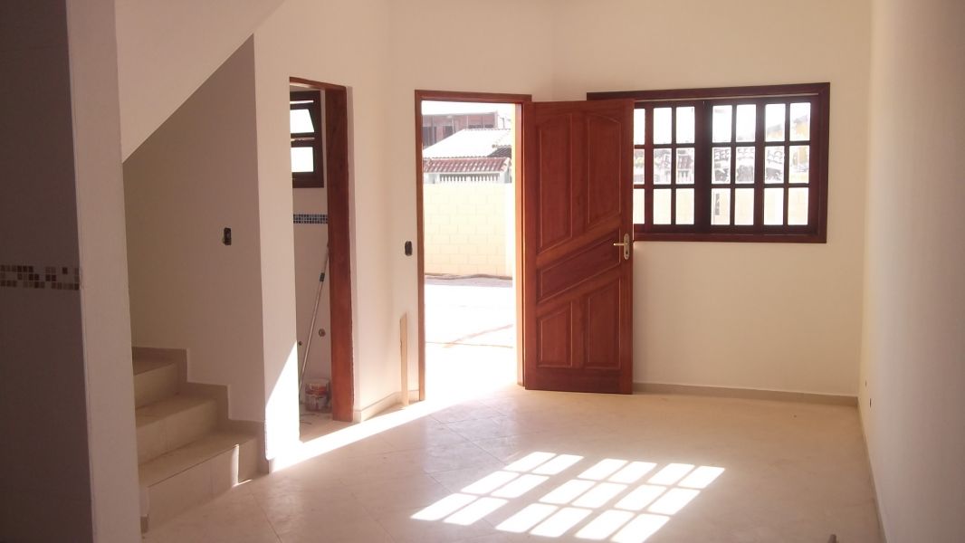 Sobrado novo a 100  metros da praia com total segurança em itanhaem sp