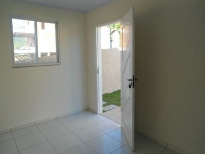 Linda casa nova com dois dormitórios em condomínio fechado na Vargem do Bom Jesus