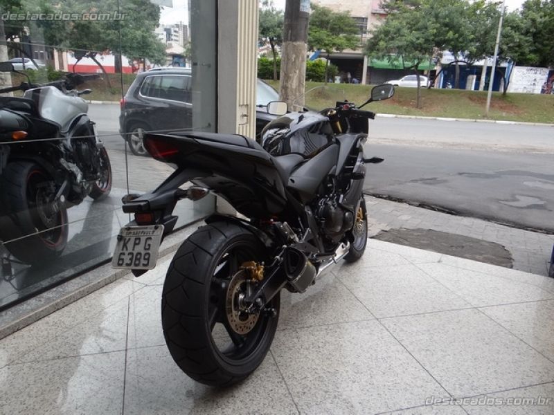 CBR 600F	- PRETA