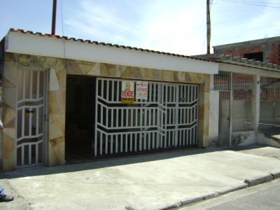 Casa com 03 dorms e 01 vaga em A.E Carvalho