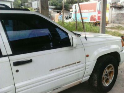 Vendo Cherokee V8  inteira ou peças
