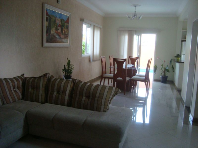 Ref. 2631 Casa em Condomínio no Pq. Califórnia - Jacarei SP.