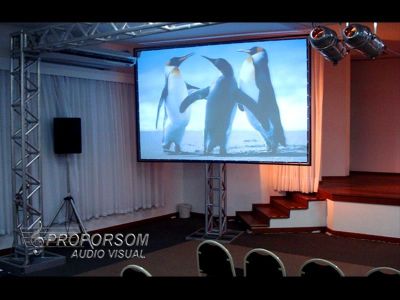 DJ, Tendas, Som, Luz, Palcos, Geradores, Gradil.