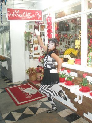 ESTÁTUAS E VITRINES VIVA PARA ABRILHANTAR O SEU EVENTO