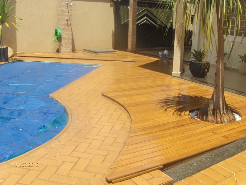 pergolado, deck, armario em madeira maciça ,painel em madeira