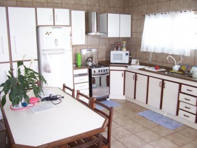 Casa 6 dorm (2 s) 15 pessoas piscina 300 m praia