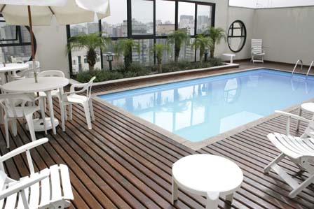 Flat com 1 dormitório, sacada, sala, banheiro, cozinha e área útil de 35m² localizado em Moema - SP 