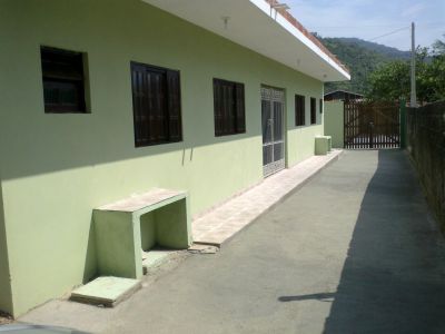 ALUGO CASA COM 04 QUARTOS COM SUITE E V/T, DUAS COZINHAS E SALAS,  GARAGEM  PARA 08 CARRO EM UBATUBA