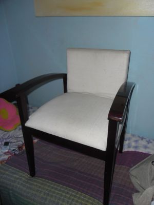 Vendo cadeira decorativa em madeira, estofada na cor bege