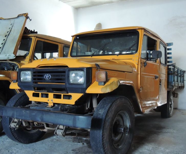Toyota bandeirante jipe cabine dupla carroceria de madeira