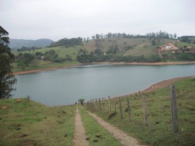 JÁ PENSOU EM COMPRAR UM TERRENO FRENTE À REPRESA DE PIRACAIA??