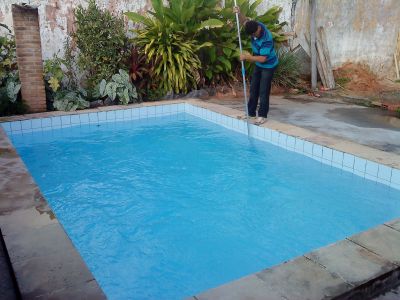 Manutenção de piscina e jardim.