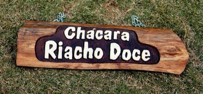 Placas e porta espetos artesanais entalhadas e pirografadas para sitios e churrasqueiras