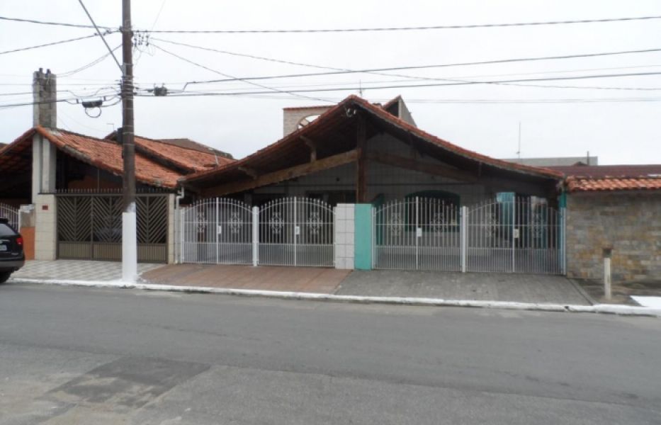 Cód. M019 Casa com churrasqueira garagem p/ 2 carros próx. ao mar