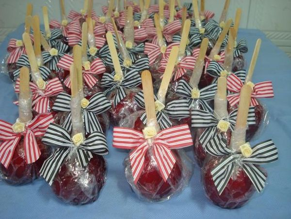 Doces juninos maça do amor cupcake bolo decorado docinhos finos e modelados buffet completo pirulito