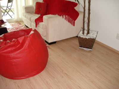 piso laminado,persianas e espelhos