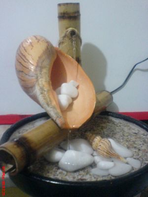 FONTE DE BAMBU COM CARACOL GRANDE E PEDRAS