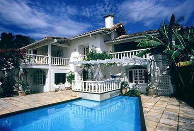 Charmosa casa frente praia a venda em Búzios