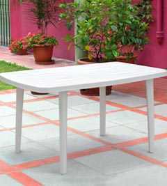 Mesa Retangular Pranchão de plástico branca.