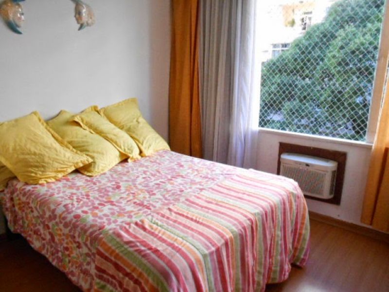 Alugo apartamento no posto 4 de Copacabana