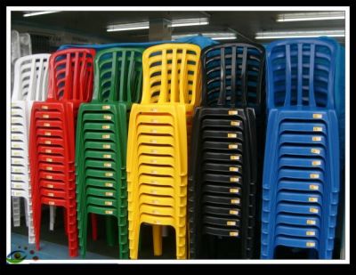 Jogo de mesa com 04 cadeiras para eventos.