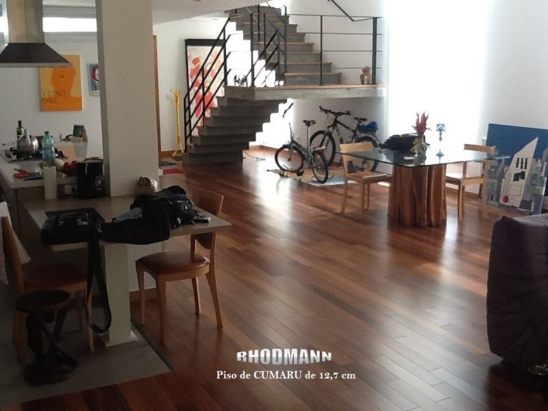 Piso em madeia maciça com verniz de fábrica