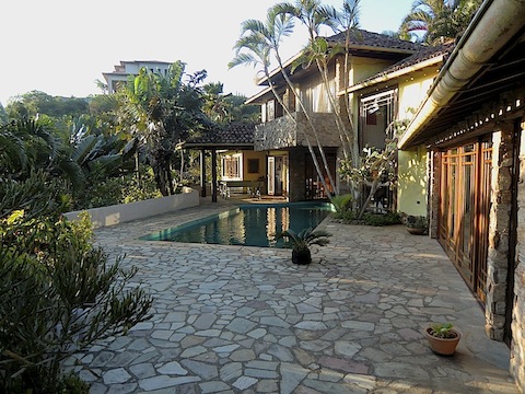 Linda casa de luxo com grande terreno e vista mar a venda em Búzios