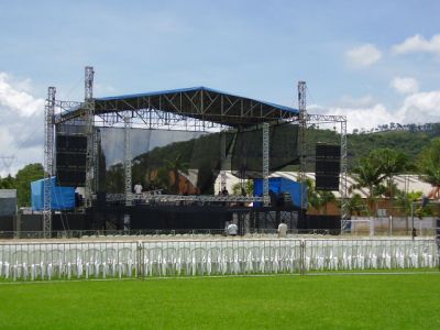 DJ, Tendas, Som, Luz, Palcos, Geradores, Gradil.