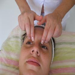 Drenagem linfática facial e hidratação com argila verde