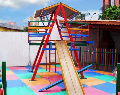 Casinha de Bonecas e Brinquedos de Madeira em Geral