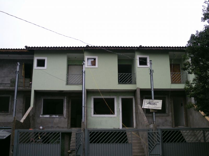 sobrado em obras, 2 suítes, financiado 