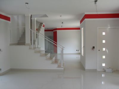 CASA EM COND. VALINHOS - AO LADO DO COLÉGIO PORTO SEGURO (19)7814-4377