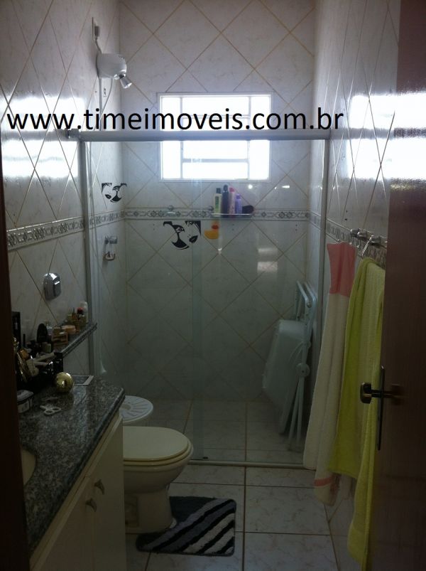 Casa, Jd. América. garagem na frente para 04 carros e jardim, 03 quartos, 01 suíte